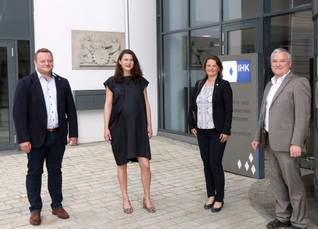 WJ-Regionalsprecherin Magdalena Gruber (2. von links) mit ihrem Stellvertreter Stefan Behringer, der neu gewählten, weiteren Stellvertreterin Jessica Huber und WJ-Geschäftsführer Hans Meyer von der IHK Niederbayern (von links)