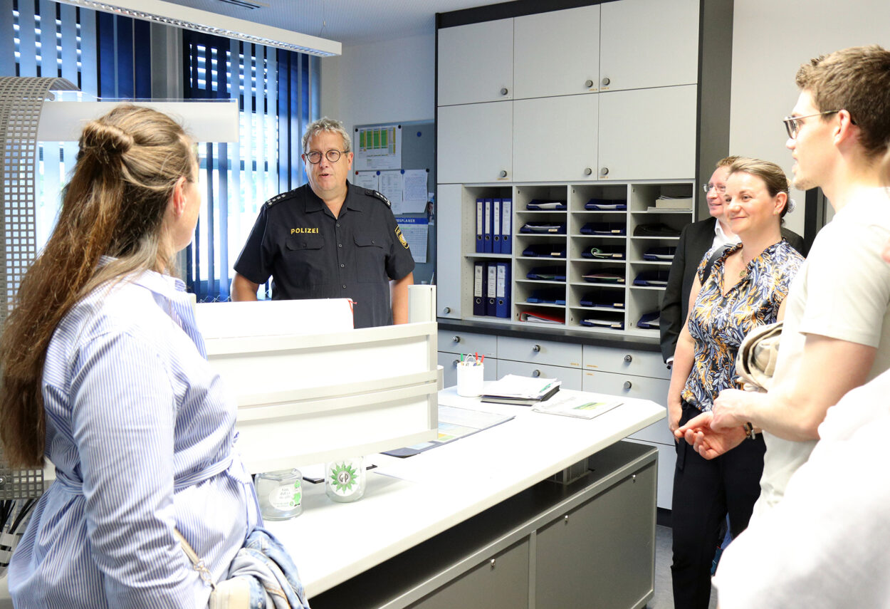 PI DGF (3) Besuch der Wirtschaftsjunioren Dingolfing-Landau bei der Polizeiinspektion Dingolfing mit deren Leiter Max Mundt
